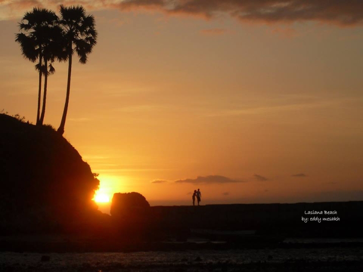 Sunset di Pantai Lasiana, Kota Kupang, NTT (eddy mesakh)