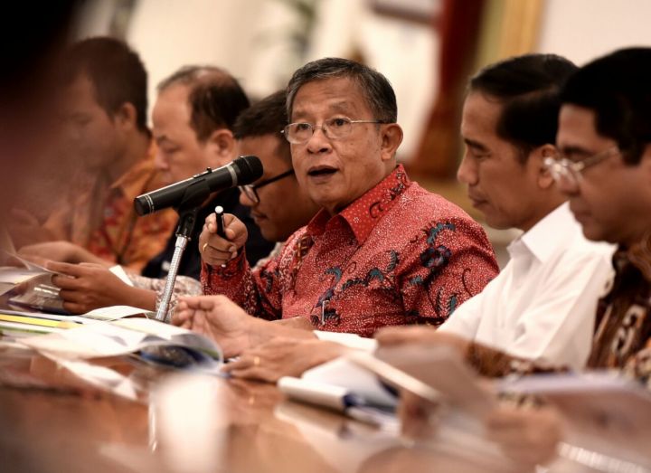 Menko Perekonomian Darmin Nasution (tengah) bersama Presiden Joko Widodo (kanan) saat mengumumkan Paket Kebijakan Ekonomi XII di Istana Kepresidenan, Jakarta, Kamis (28/4/ 2016). 